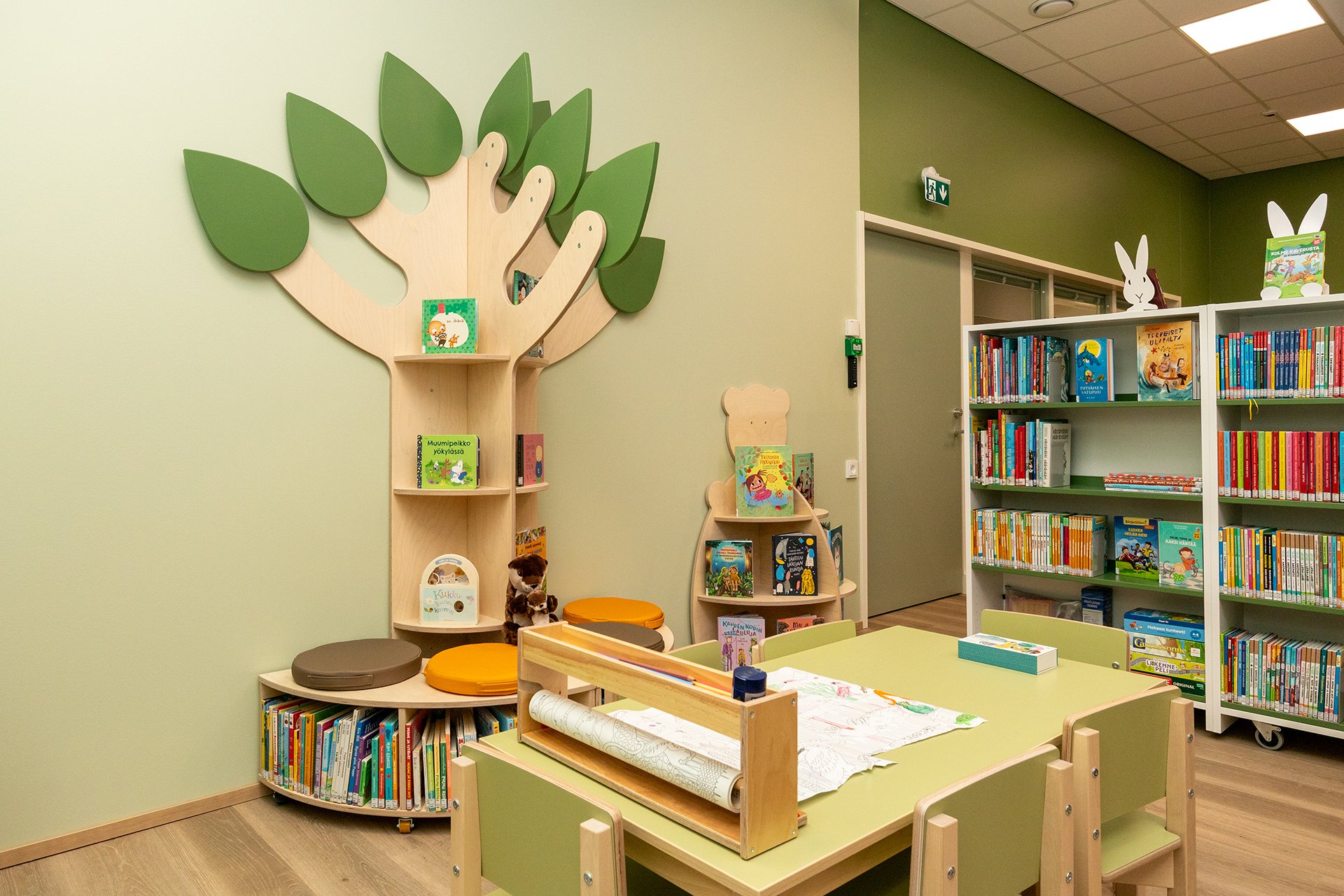 Niemen Tehtaat toimitti Tervon uuteen kirjasto- ja koulurakennukseen mm. kirjahyllyjä, lukumajoja, lukupuun sekä verhoiltuja, pehmustettuja kalusteita.