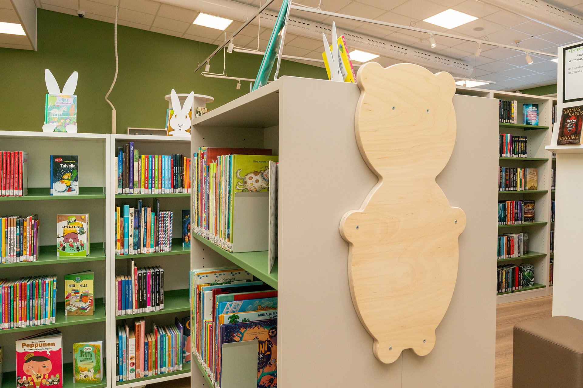 Niemen Tehtaat toimitti Tervon uuteen kirjasto- ja koulurakennukseen mm. kirjahyllyjä, lukumajoja, lukupuun sekä verhoiltuja, pehmustettuja kalusteita.