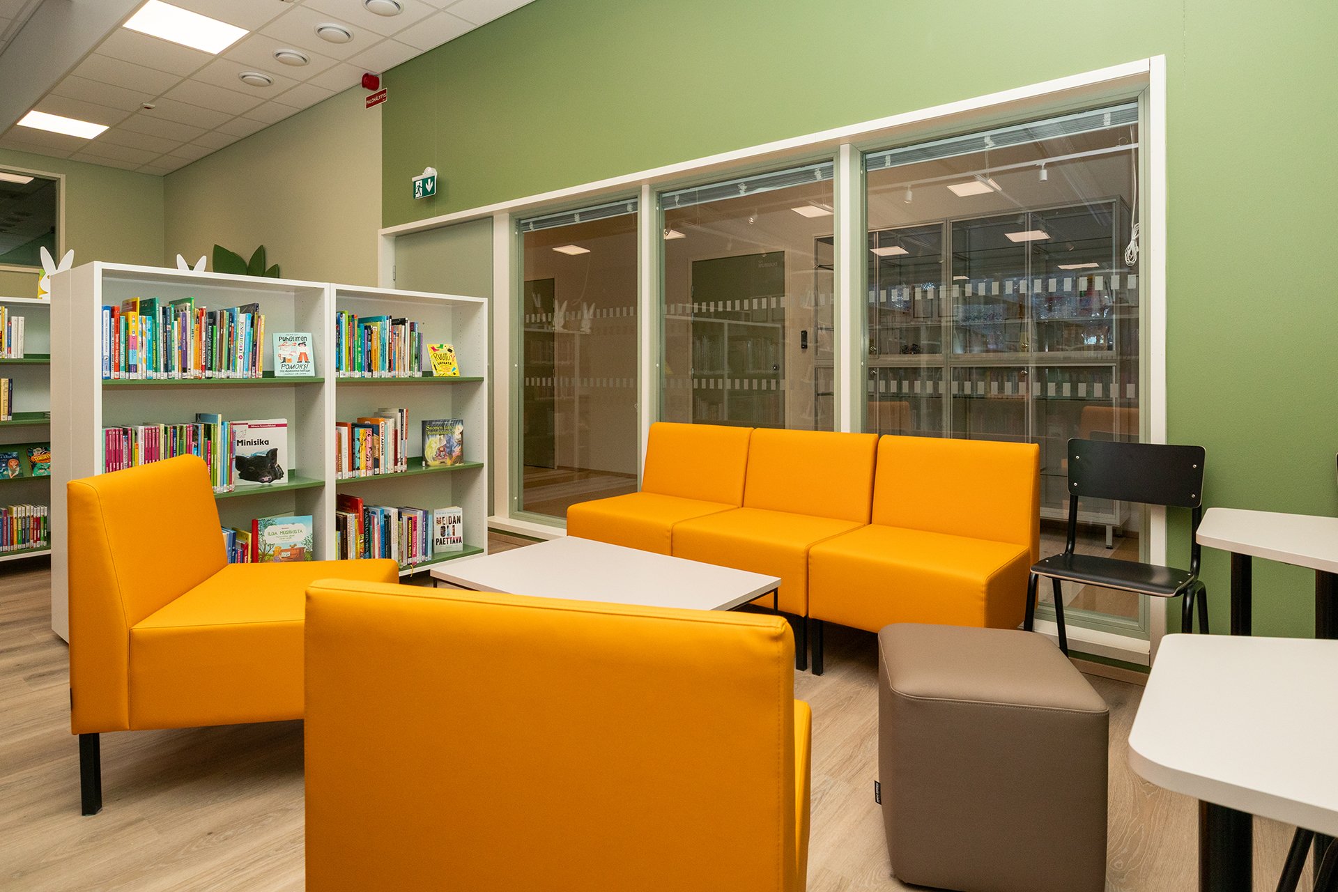 Niemen Tehtaat toimitti Tervon uuteen kirjasto- ja koulurakennukseen mm. kirjahyllyjä, lukumajoja, lukupuun sekä verhoiltuja, pehmustettuja kalusteita.