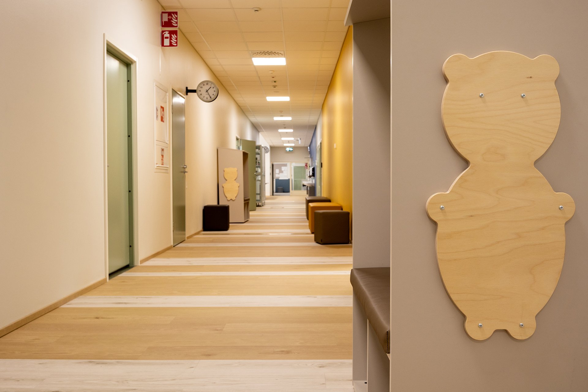 Niemen Tehtaat toimitti Tervon uuteen kirjasto- ja koulurakennukseen mm. kirjahyllyjä, lukumajoja, lukupuun sekä verhoiltuja, pehmustettuja kalusteita.