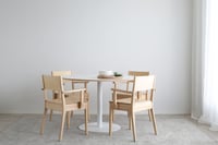 Koivuiset_Islatuolit_valkoinenpöytä_miljöö1_digi