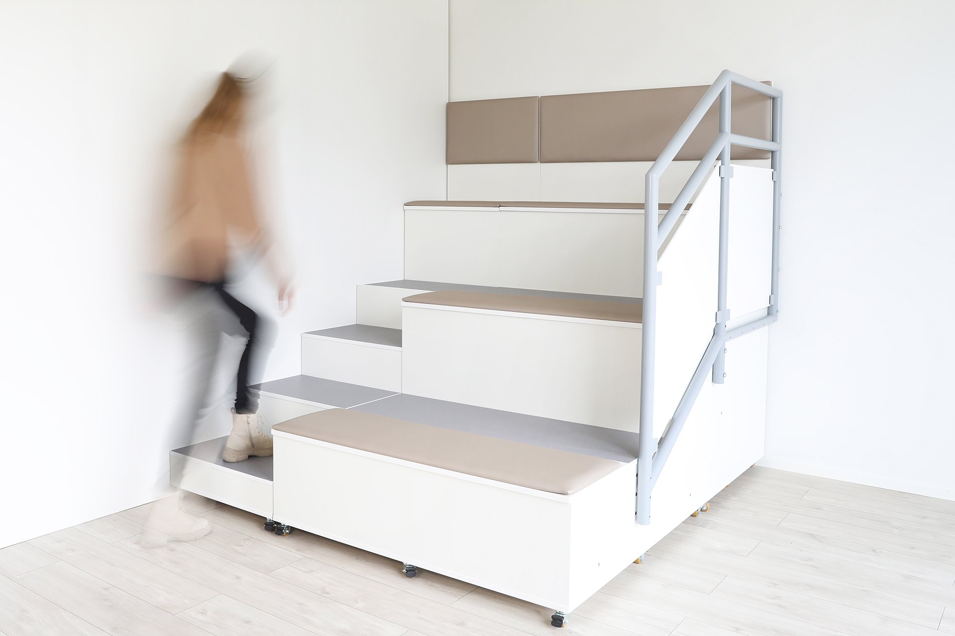 AudiTEAM-katsomo muuttaa tilan yhteisölliseksi ja monikäyttöiseksi. Katsomossa on portaittain rakentuva moduulirakenne.