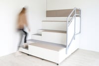 AudiTEAM-katsomo muuttaa tilan yhteisölliseksi ja monikäyttöiseksi. Katsomossa on portaittain rakentuva moduulirakenne.