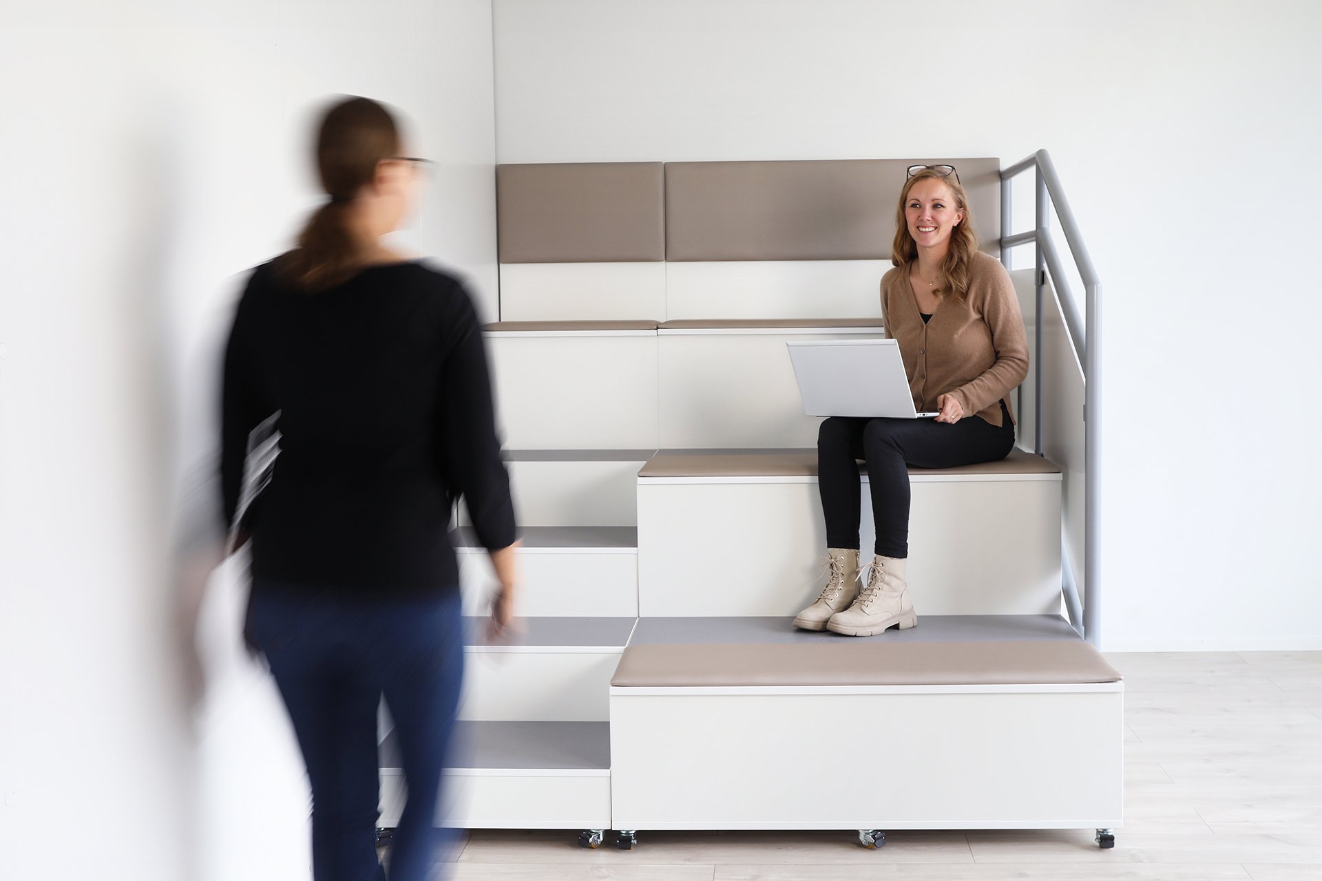 AudiTEAM-katsomo muuttaa tilan yhteisölliseksi ja monikäyttöiseksi. Katsomossa on portaittain rakentuva moduulirakenne.