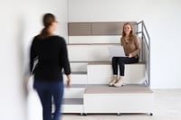 AudiTEAM-katsomo muuttaa tilan yhteisölliseksi ja monikäyttöiseksi. Katsomossa on portaittain rakentuva moduulirakenne.