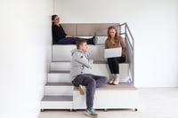 AudiTEAM-katsomo muuttaa tilan yhteisölliseksi ja monikäyttöiseksi. Katsomossa on portaittain rakentuva moduulirakenne.