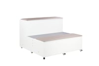 AudiTEAM-katsomo muuttaa tilan yhteisölliseksi ja monikäyttöiseksi. Katsomossa on portaittain rakentuva moduulirakenne.