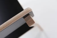 Aikuisten Muksu-tuoli on valmistettu koivusta ja se sopii hyvin esimerkiksi päiväkodin henkilökunnan käyttöön.