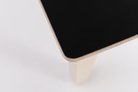 Aikuisten Muksu-tuoli on valmistettu koivusta ja se sopii hyvin esimerkiksi päiväkodin henkilökunnan käyttöön.