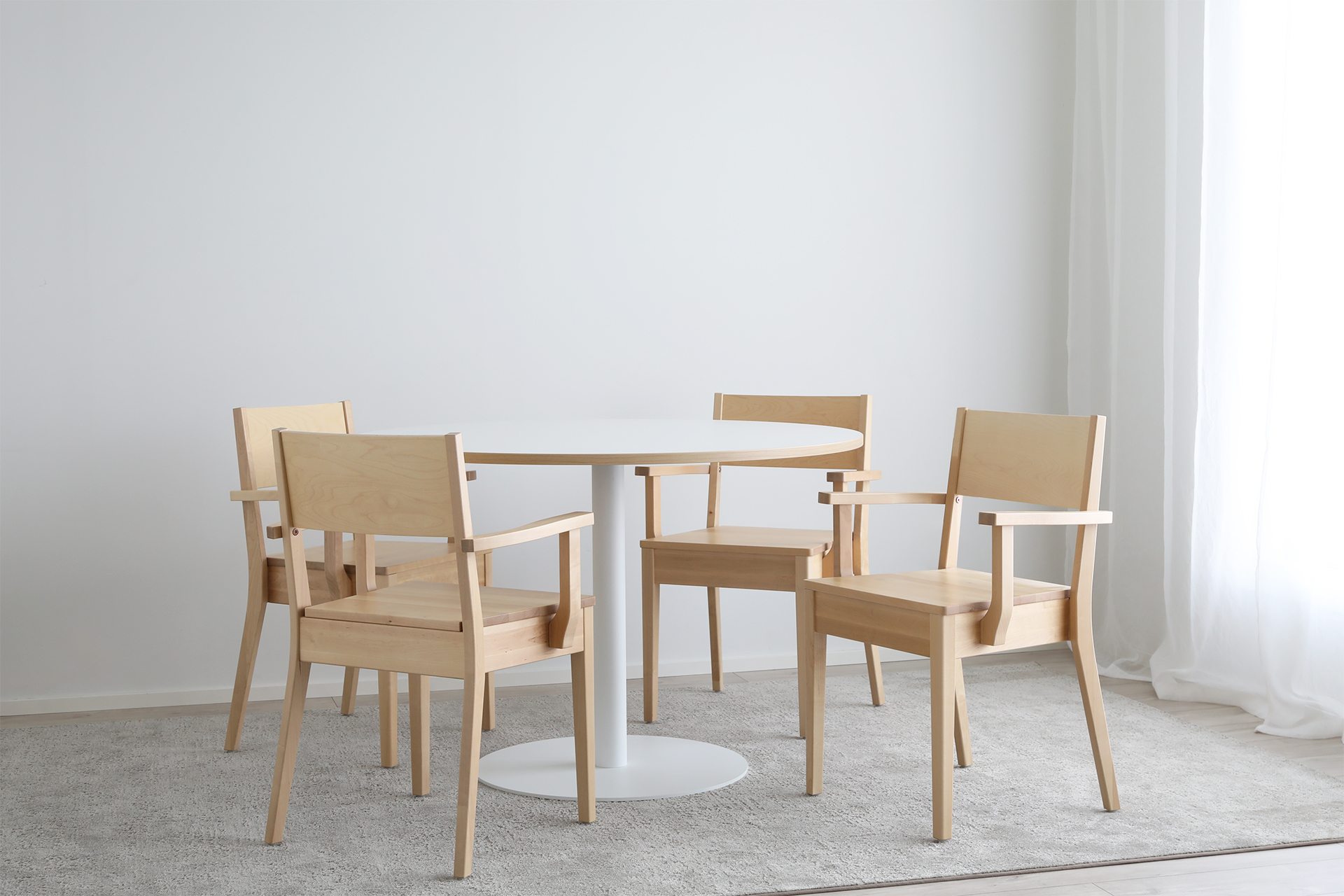 Koivuiset_Islatuolit_valkoinenpöytä_miljöö2_digi