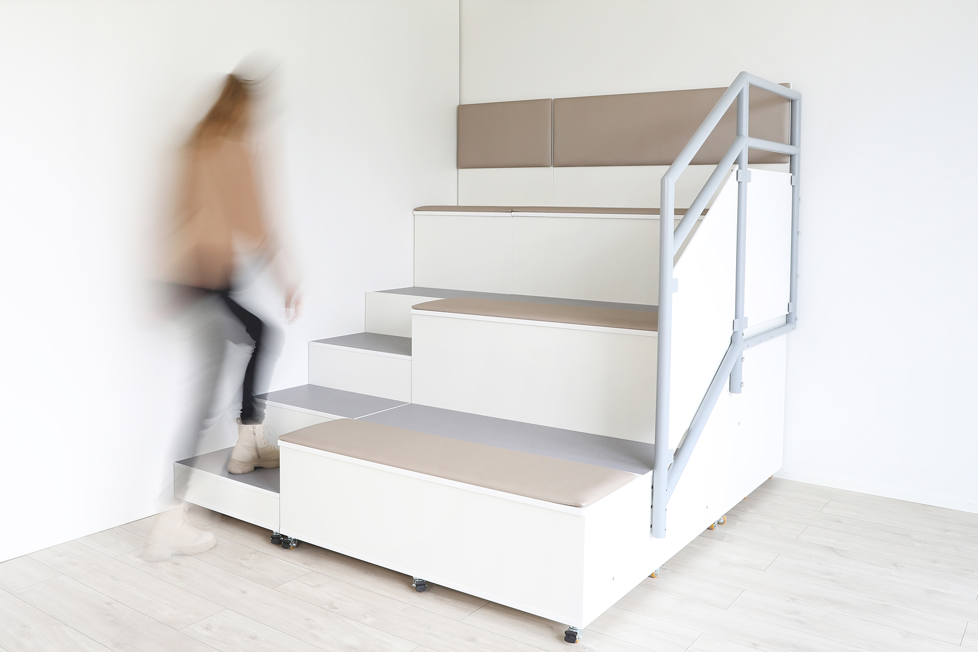 AudiTEAM-katsomo muuttaa tilan yhteisölliseksi ja monikäyttöiseksi. Katsomossa on portaittain rakentuva moduulirakenne.