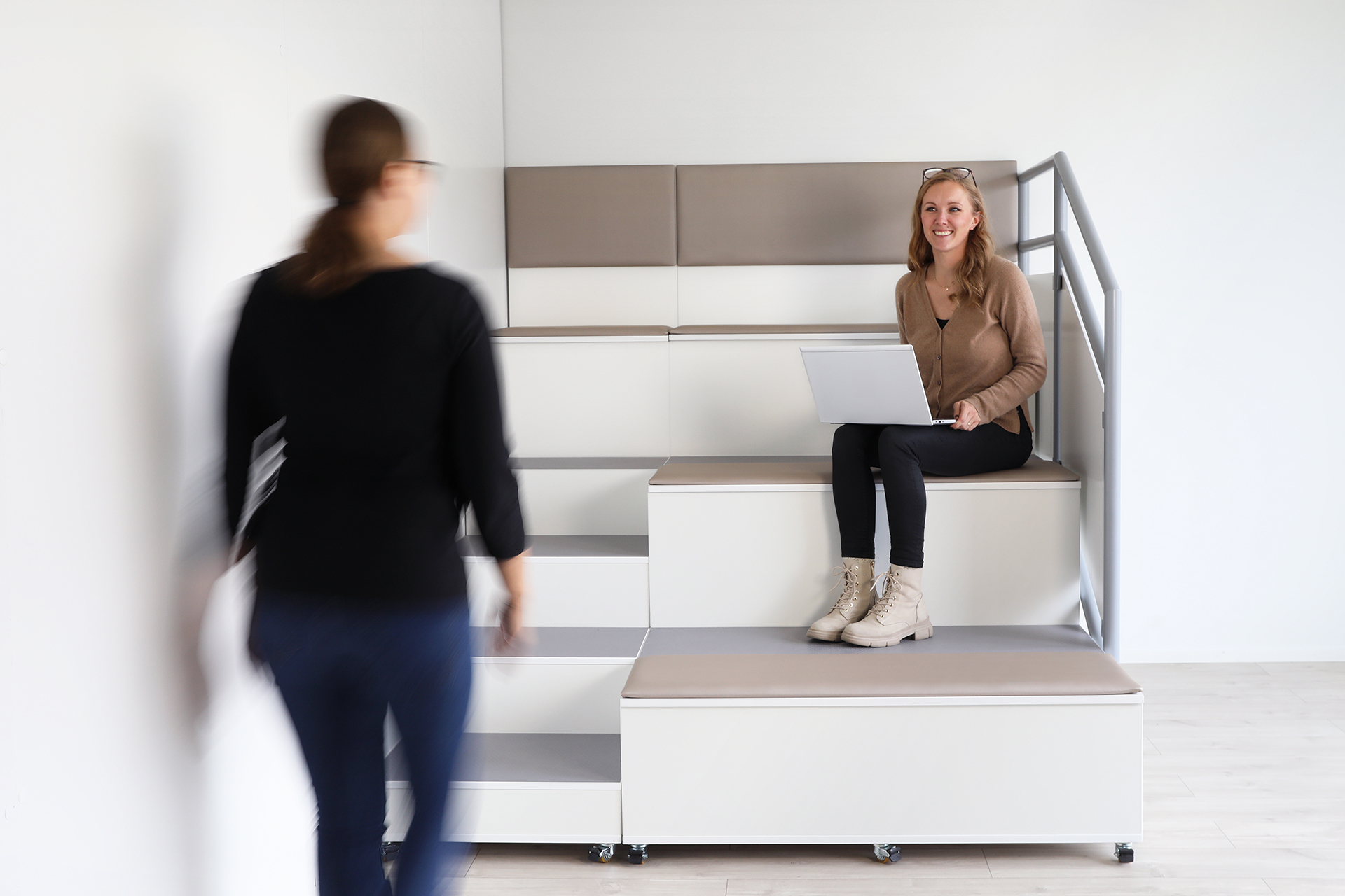 AudiTEAM-katsomo muuttaa tilan yhteisölliseksi ja monikäyttöiseksi. Katsomossa on portaittain rakentuva moduulirakenne.