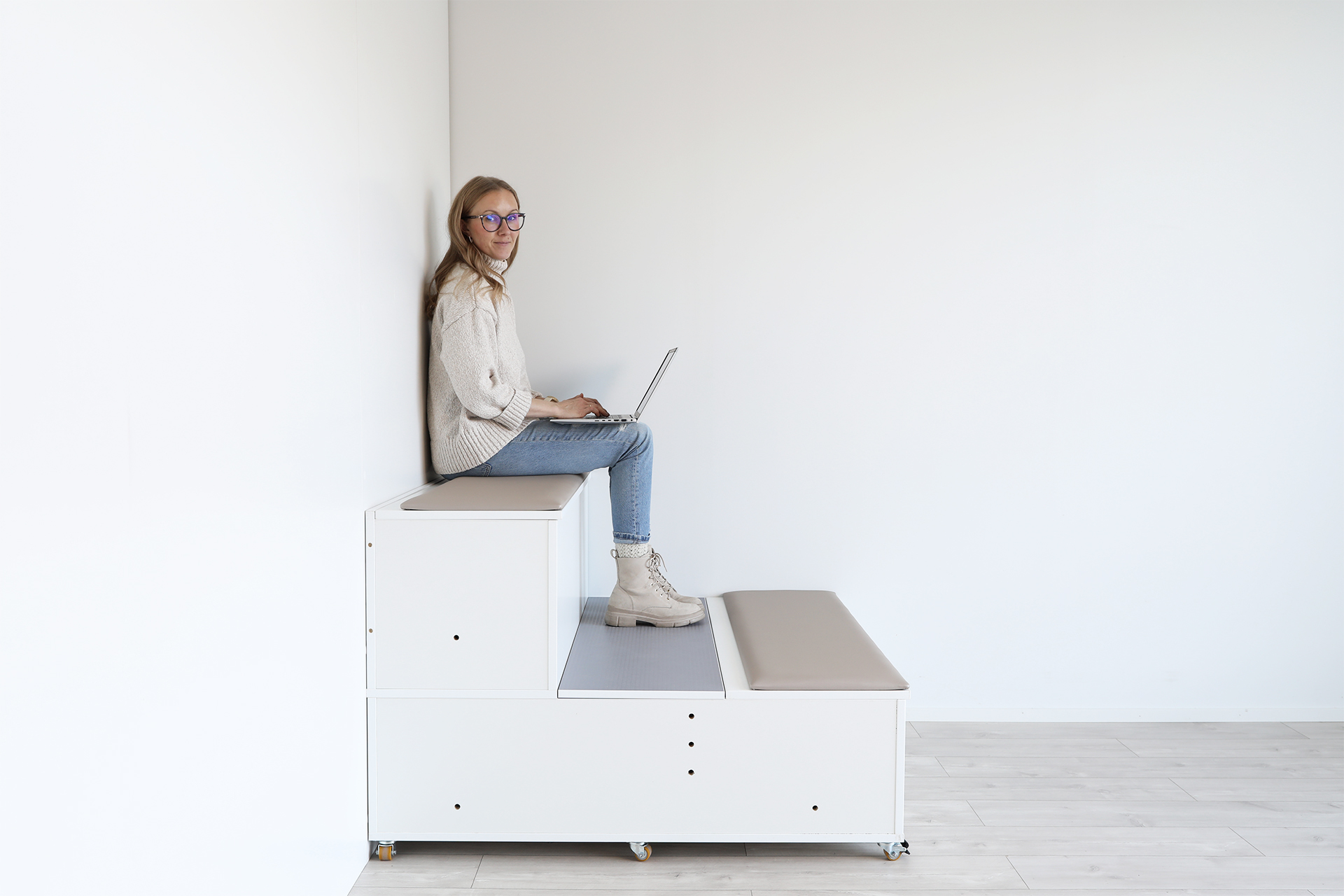 AudiTEAM-katsomo muuttaa tilan yhteisölliseksi ja monikäyttöiseksi. Katsomossa on portaittain rakentuva moduulirakenne.