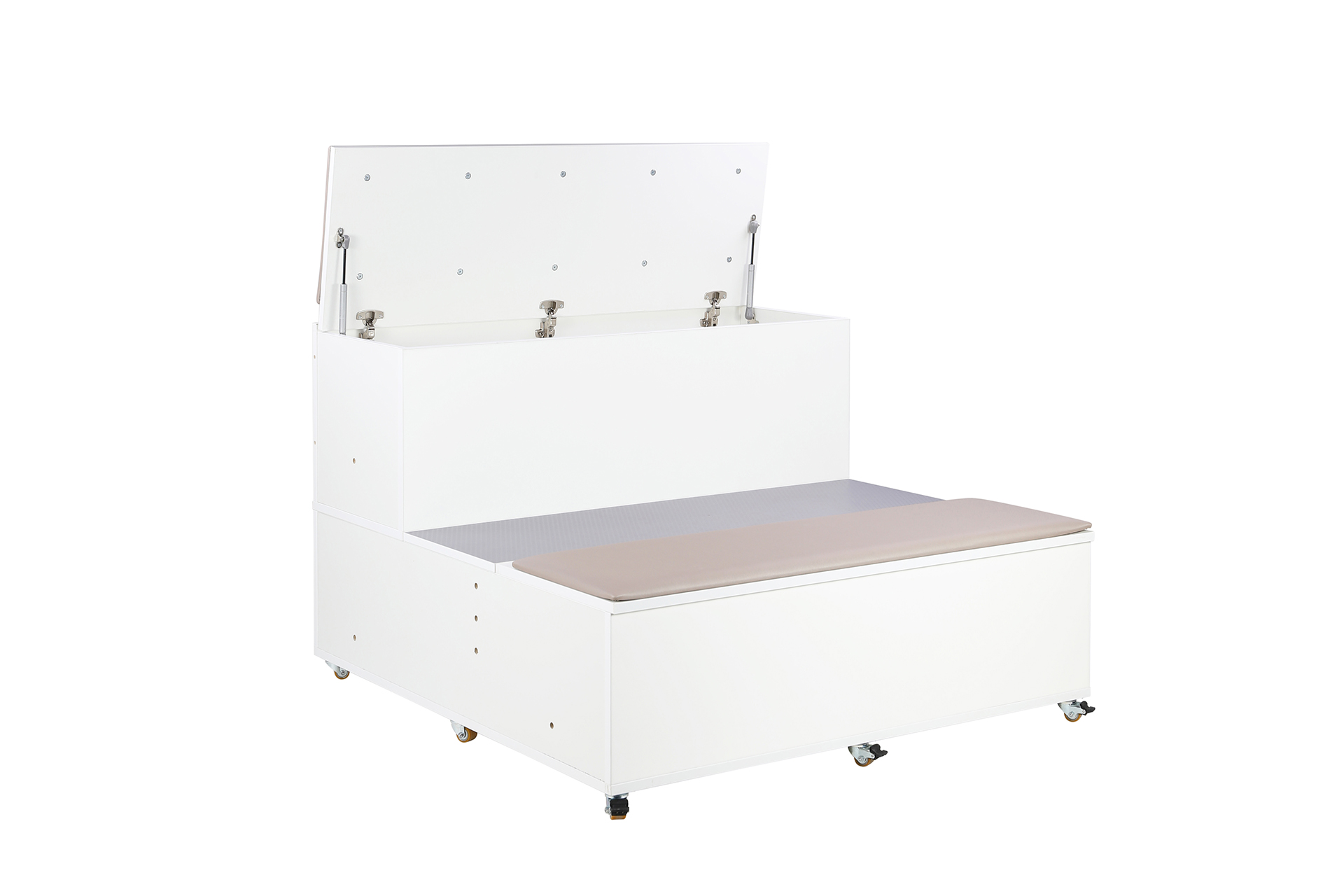 AudiTEAM-katsomo muuttaa tilan yhteisölliseksi ja monikäyttöiseksi. Katsomossa on portaittain rakentuva moduulirakenne.