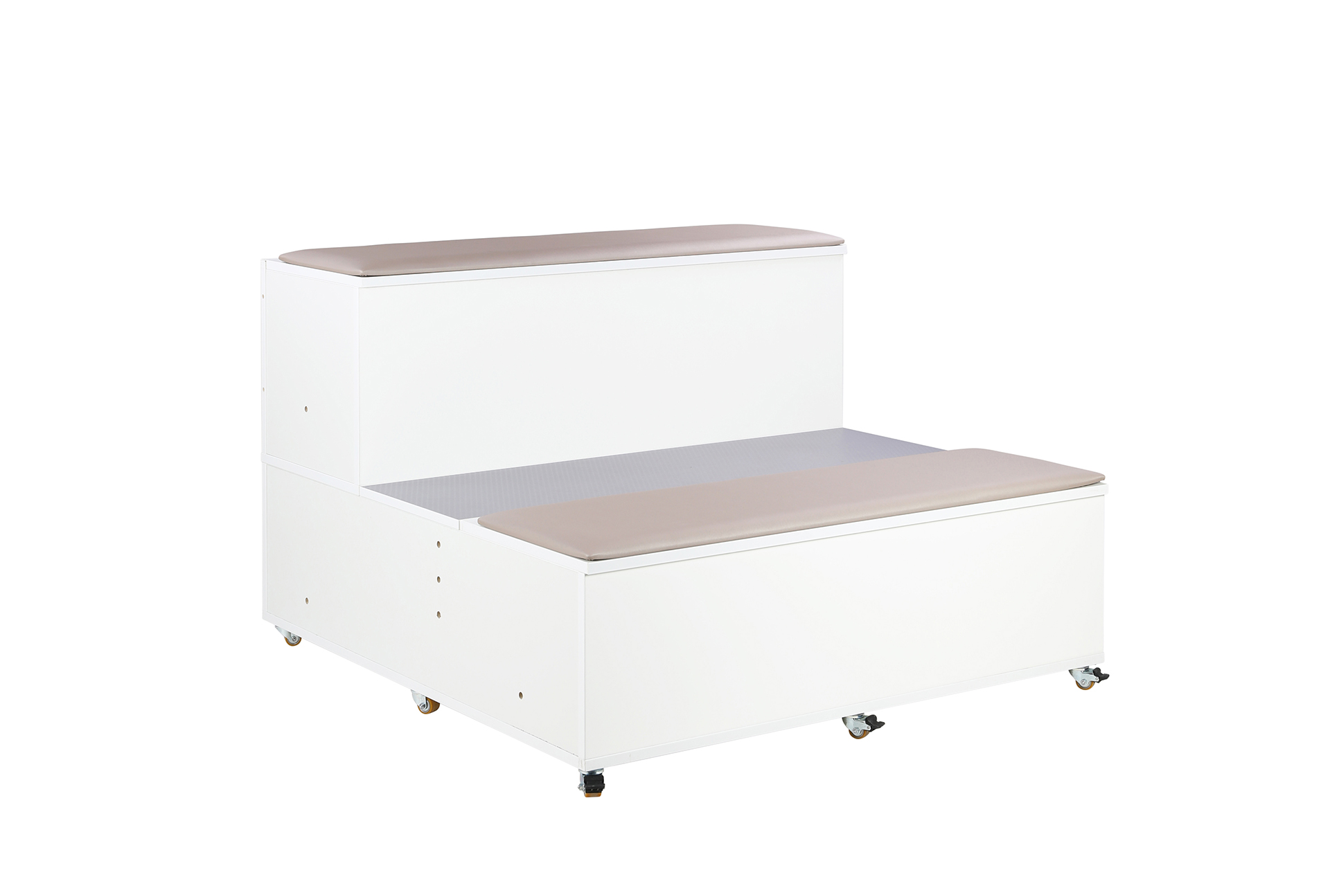 AudiTEAM-katsomo muuttaa tilan yhteisölliseksi ja monikäyttöiseksi. Katsomossa on portaittain rakentuva moduulirakenne.