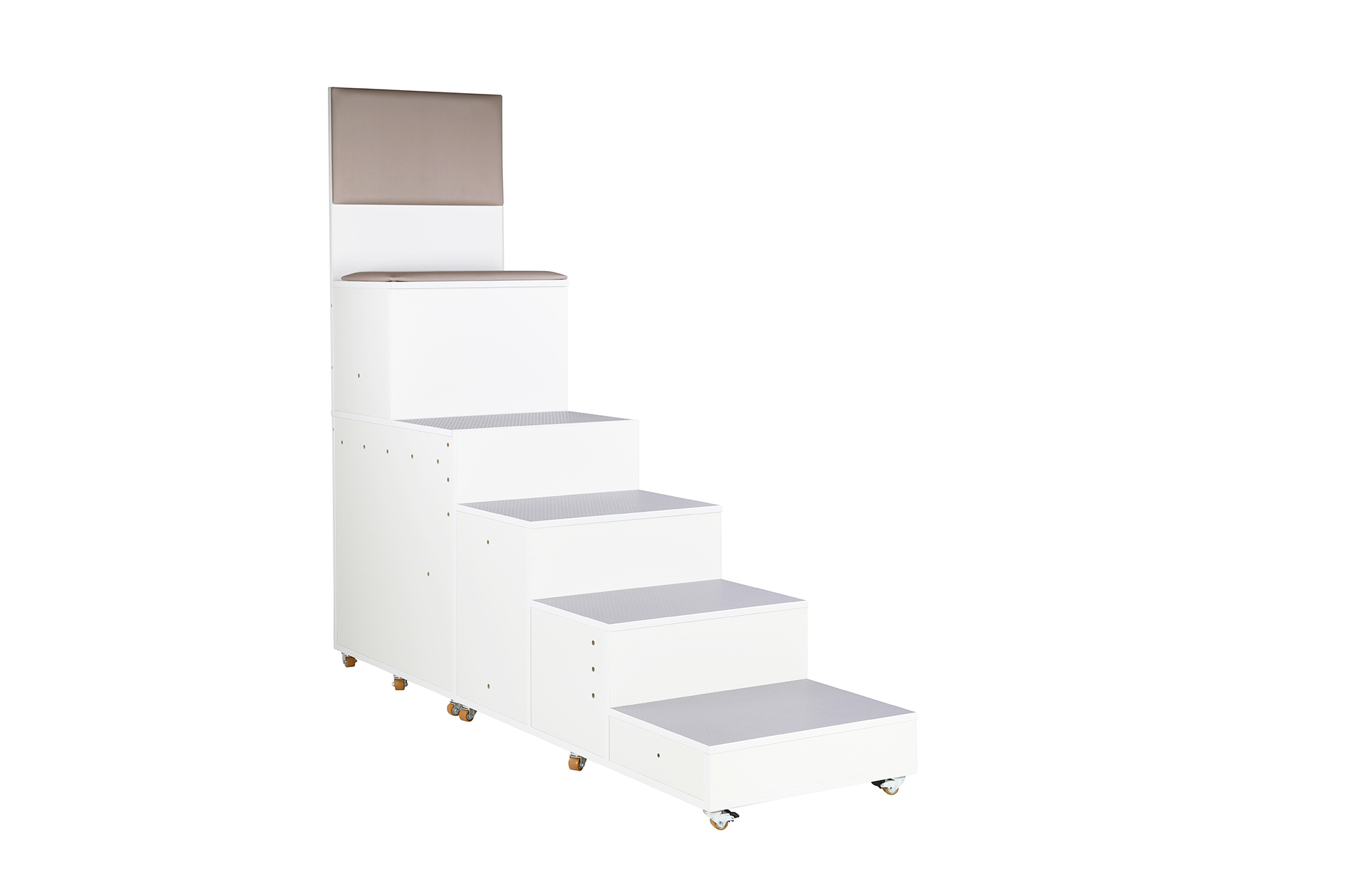 AudiTEAM-katsomo muuttaa tilan yhteisölliseksi ja monikäyttöiseksi. Katsomossa on portaittain rakentuva moduulirakenne.