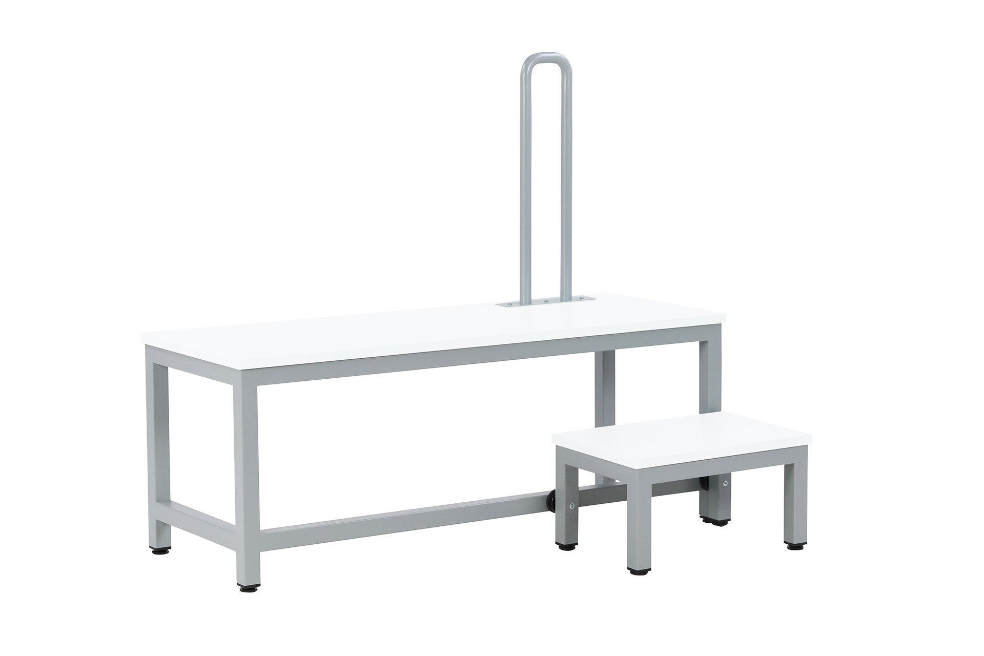 Muksu-pukemispenkki tekee päiväkodin arjesta ergonomisempaa, kun aikuiset voivat lasta pukiessa istua pukemispenkillä.