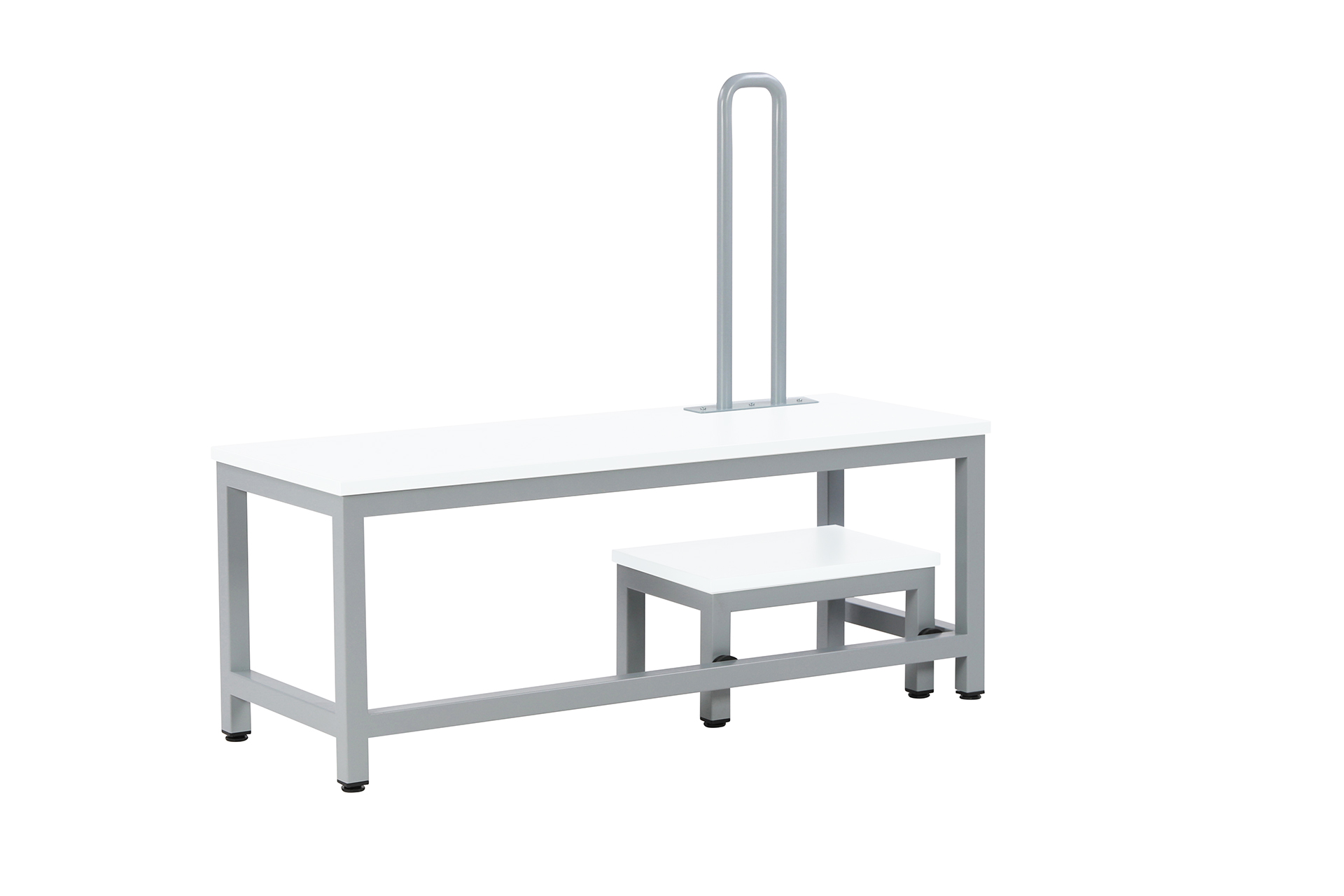 Muksu-pukemispenkki tekee päiväkodin arjesta ergonomisempaa, kun aikuiset voivat lasta pukiessa istua pukemispenkillä.