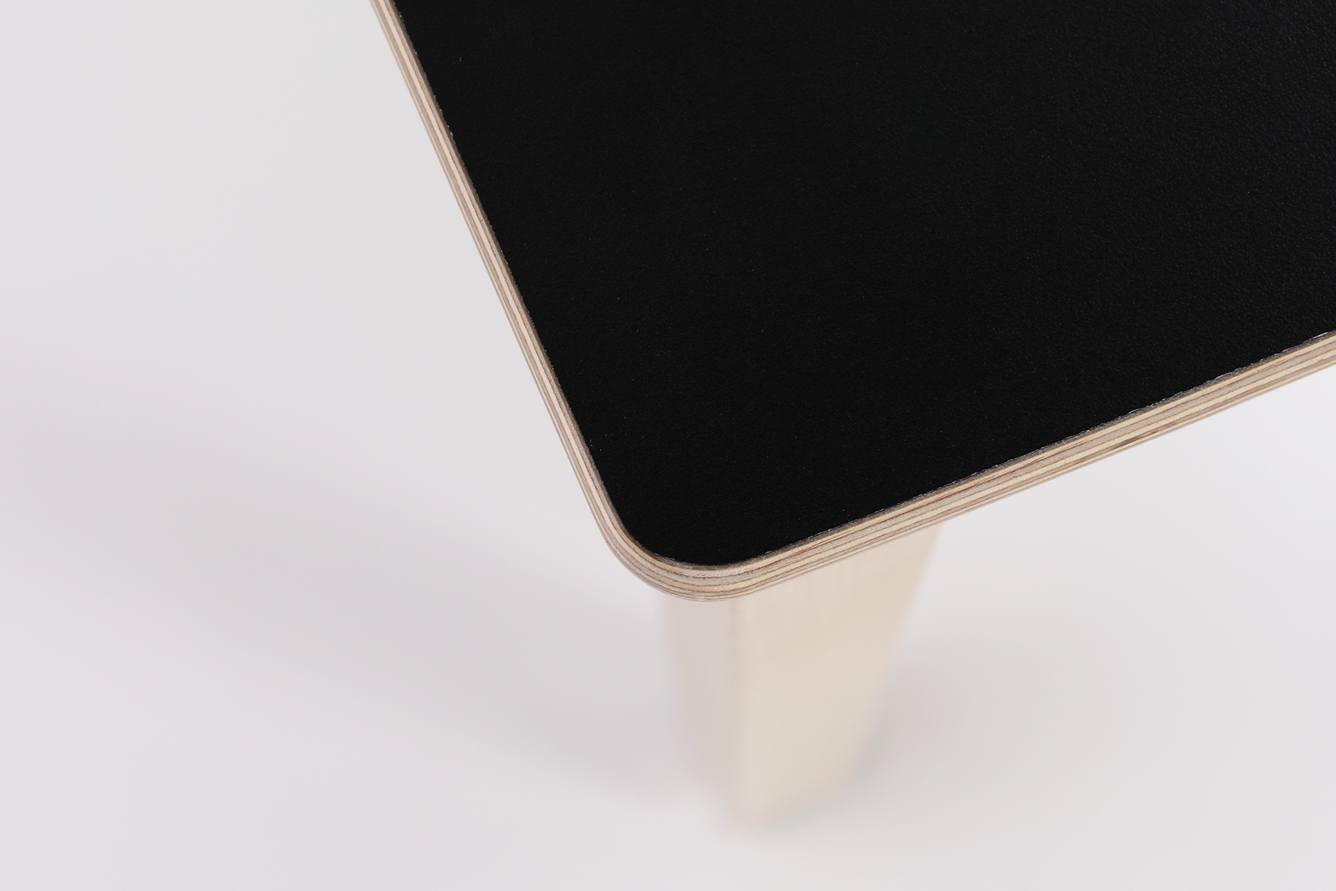 Aikuisten Muksu-tuoli on valmistettu koivusta ja se sopii hyvin esimerkiksi päiväkodin henkilökunnan käyttöön.