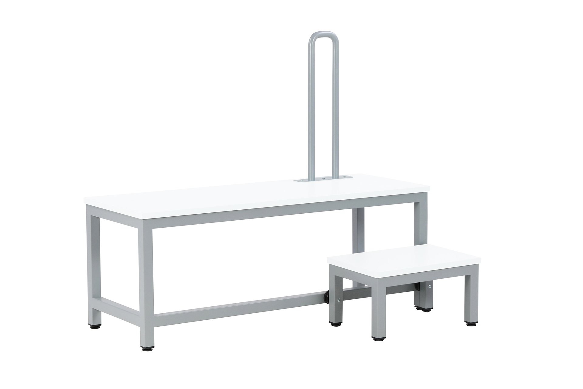 Muksu-pukemispenkki tekee päiväkodin arjesta ergonomisempaa, kun aikuiset voivat lasta pukiessa istua pukemispenkillä.