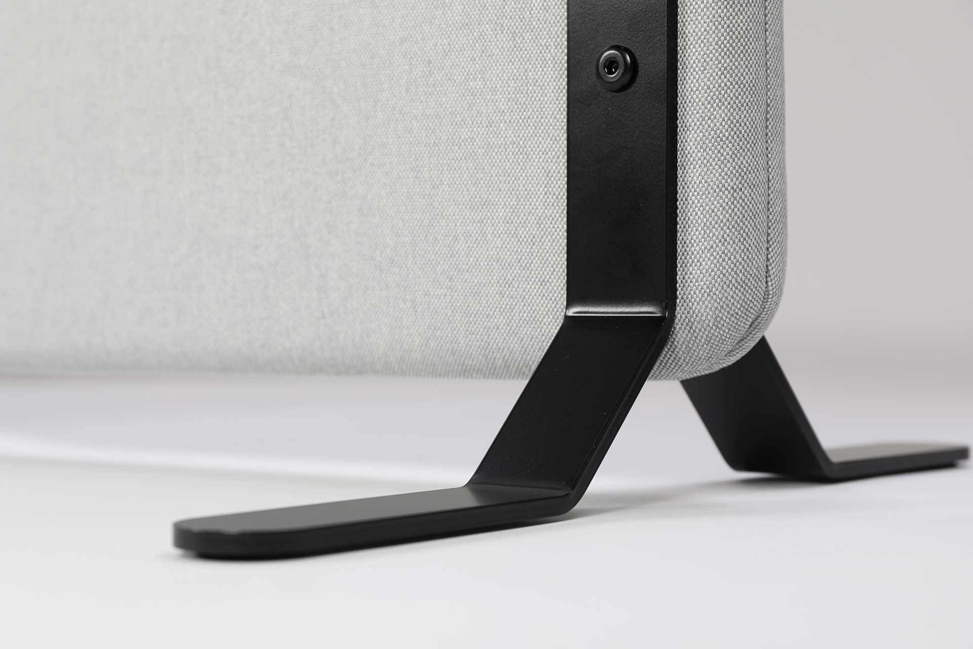 Audisound_akustiikkasermi_jalkakiinnitys3