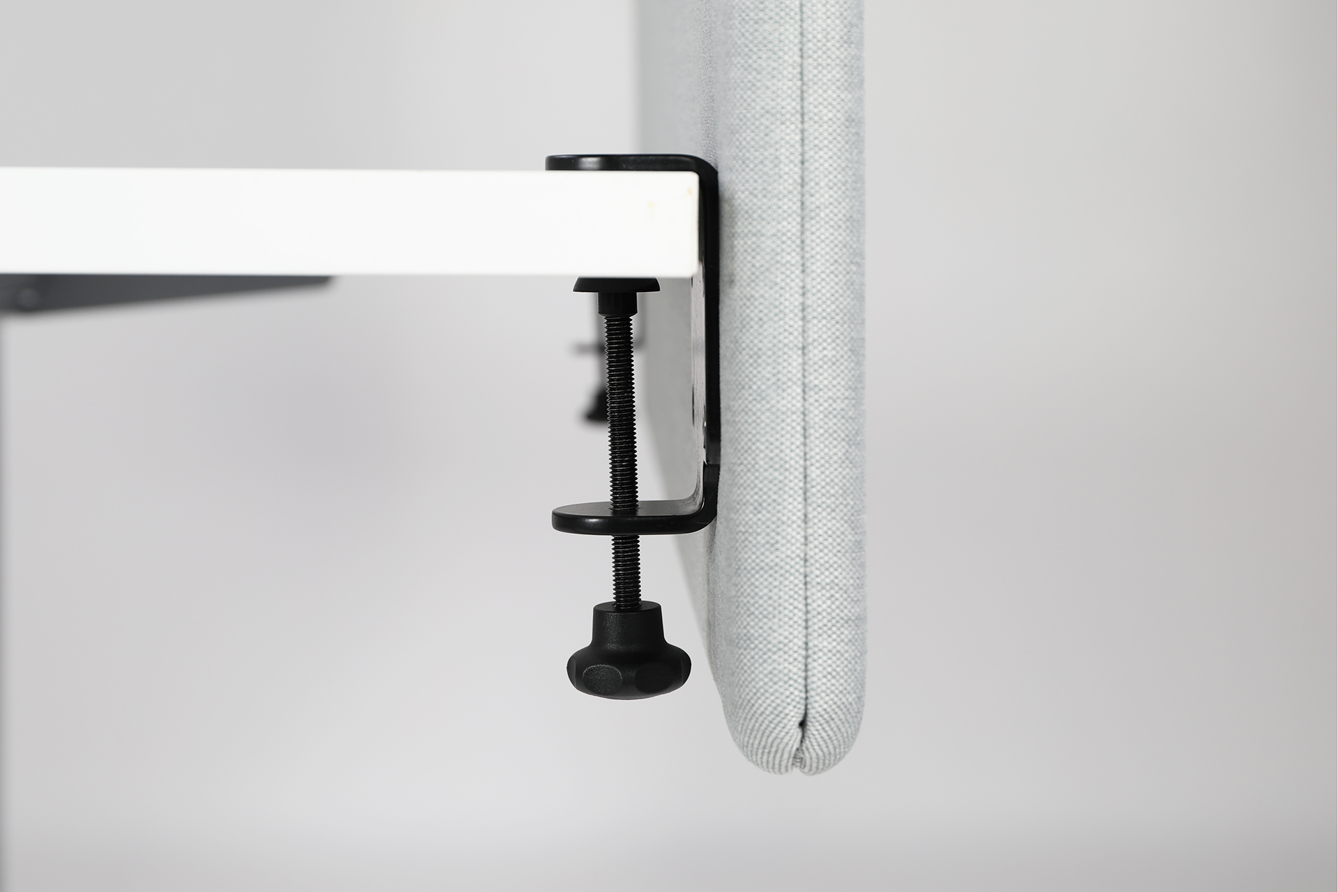 Audisound_akustiikkasermi_pöytäkiinnitys5